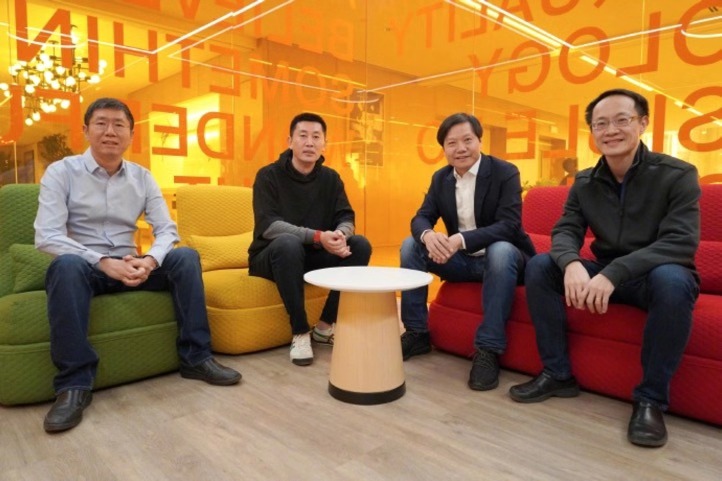 雷军微博配图(左二为常程,右二为雷军)