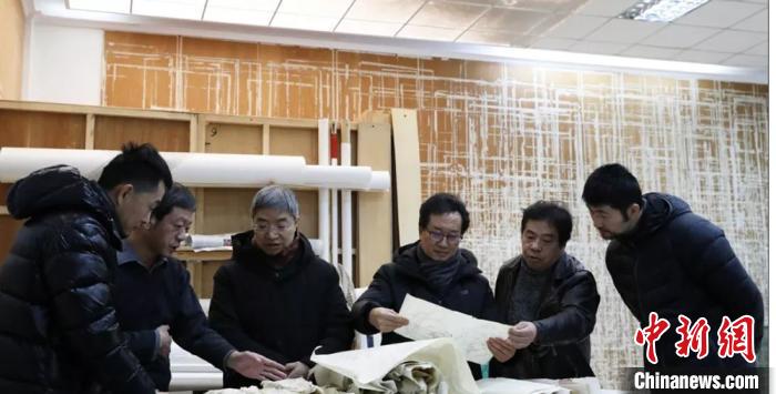 图为专家学者现场进行研究探讨。敦煌研究院供图 图为专家学者现场进行研究探讨。敦煌研究院供图