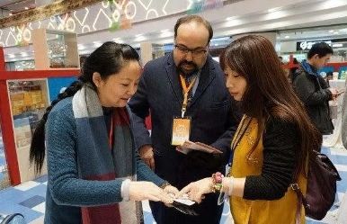 付国艳向外国友人介绍展览品 付国艳向外国友人介绍展览品