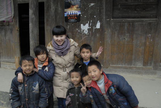 2011年12月,欧丑丑带电影《云上太阳》回到丹寨羊先村的小学放映时照片。 2011年12月,欧丑丑带电影《云上太阳》回到丹寨羊先村的小学放映时照片。