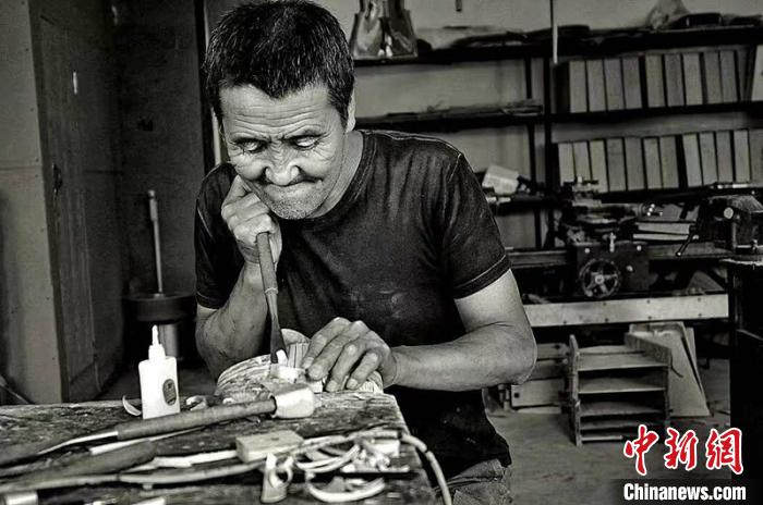 图为乌力吉在制作马头琴共鸣箱。受访者供图 图为乌力吉在制作马头琴共鸣箱。受访者供图