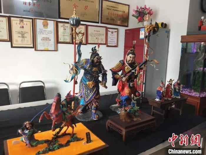 临近春节，定制关公、财神爷、福禄寿等面塑作品的民众越来越多。 杨佩佩 摄