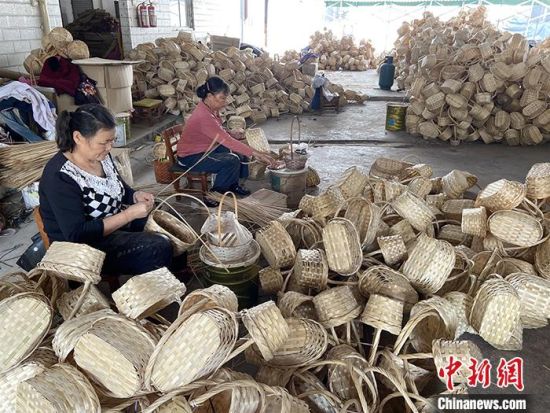 图为当地村民制作竹编工艺品。中新社发 刘李锋 摄