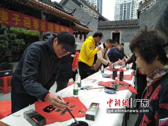 书画家挥毫写福。 主办方供图 