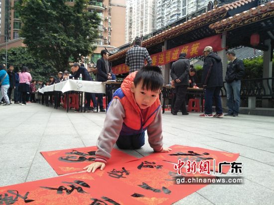小朋友守护着待凉干的福字。 主办方供图 