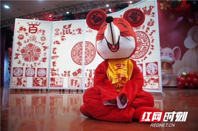 湘遇非遗·年味特辑丨一把剪刀传承非遗技艺 百鼠迎新叩响新年大门