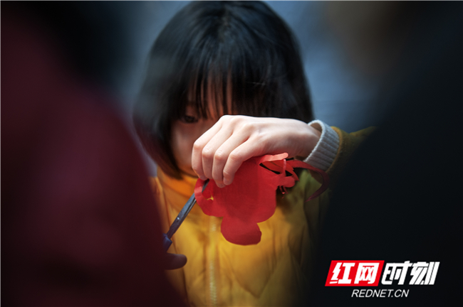 湘遇非遗·年味特辑丨一把剪刀传承非遗技艺 百鼠迎新叩响新年大门