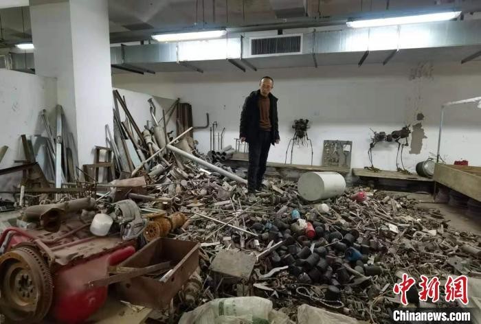 黄起才与其收集的废旧零件。 高雨晴 摄