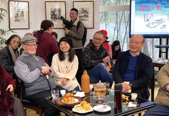  戴明贤（左一）