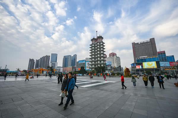二七服装批发商圈风云卷:从三雄争霸到群雄混战,上千亿万富翁从这里走出