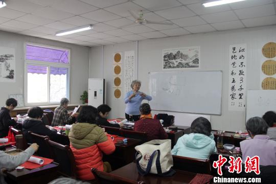 3月6日,马龙麟在中国科大老年活动中心教室教手工技艺。 刘浩 摄