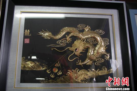 马龙麟使用烟盒纸制作的作品。 刘浩 摄