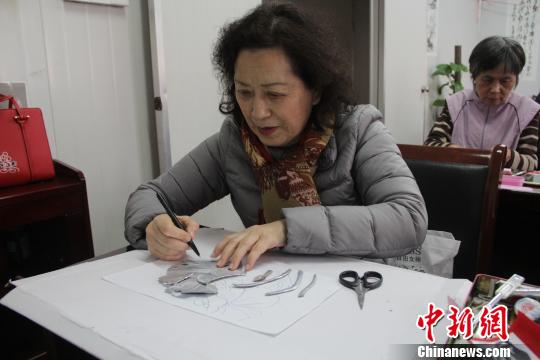 一位学员正在使用易拉罐铝皮创作。 刘浩 摄