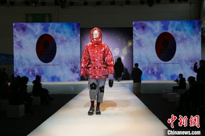 展品范围以冰雪运动和冰雪服饰为主。 钟欣 摄 展品范围以冰雪运动和冰雪服饰为主。 钟欣 摄