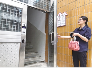 磷化小区安上了单元大门，增加了住户安全感。
