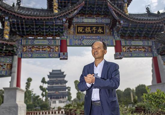 李国伟在位于云南省保山市的永子棋院介绍当地围棋文化发展情况（5月12日摄）。