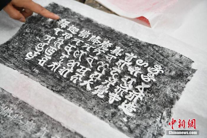 5月27日，尹恒展示塔砖拓片。 中新社记者 刘冉阳 摄