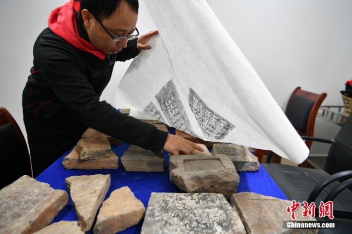 图为5月27日，尹恒展示他收藏的部分塔砖。 中新社记者 刘冉阳 摄