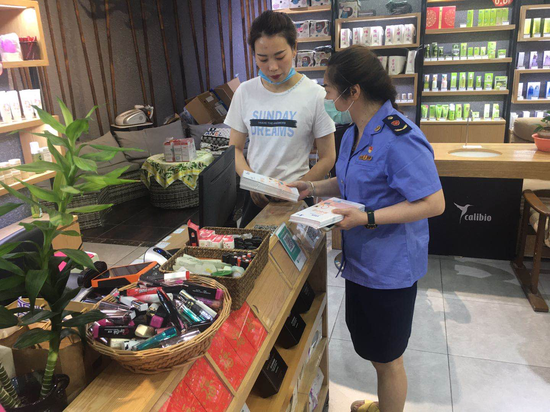 九龙坡区市场监管局执法人员在开展化妆品安全用妆宣传。九龙坡市场监管局供图
