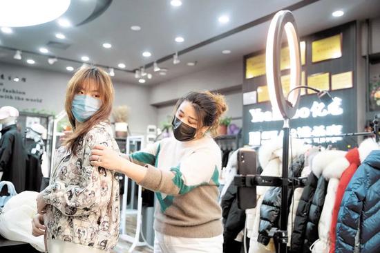 服装店直播资料图  /图源：互联网