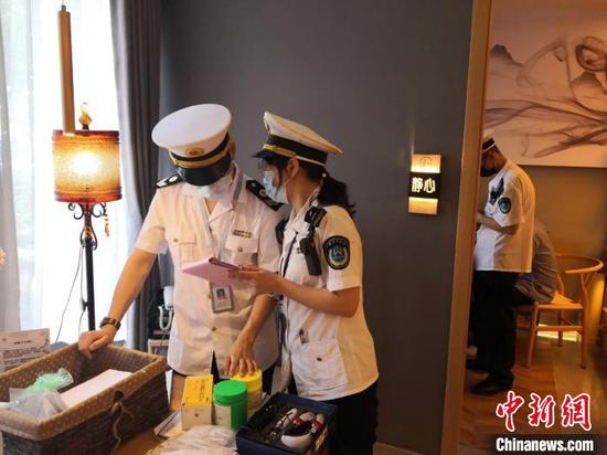 卫生执法人员正在开展检查。 浙江省卫健委供图