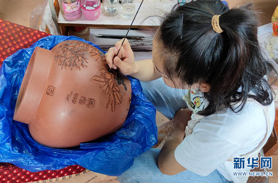 工人正在制作紫陶作品。（9月9日摄）。新华网 韩文萍 摄