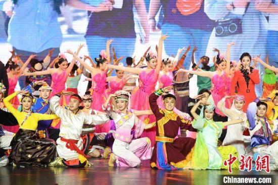 10月15日晚，以“石榴花开”为主题的庆祝西北民族大学建校70周年教学成果展示艺术盛宴在兰州上演。 杨艳敏 摄