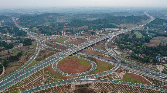 这是2020年12月30日拍摄的成资渝高速公路中和枢纽互通（无人机照片）。新华社记者 王曦 摄