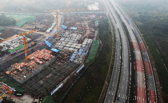  这是2021年1月1日拍摄的重庆两江协同创新区联合产业孵化基地项目施工作业现场（无人机照片）。新华社记者 王全超 摄