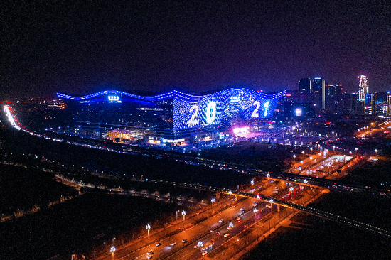  这是2020年12月31日拍摄的成都市环球中心跨年灯光秀。新华社发（张可凡 摄）