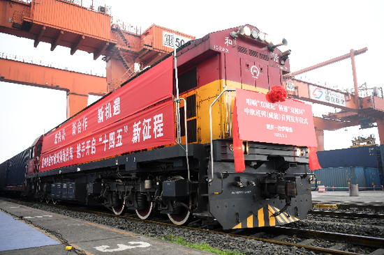  2021年1月1日，中欧班列（成渝）号首列班车在重庆团结村站等待发车。新华社记者 唐奕 摄