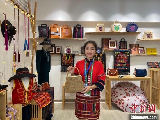 图为海南黎族姑娘陈孟丽展示自己原创品牌“布黎布舍”。 符宇群 摄