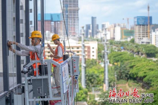 2022年5月8日，在三亚市迎宾路海旅免税城的三亚中央商务区企业孵化基地，建设者们在作业。海南日报记者 袁琛 摄