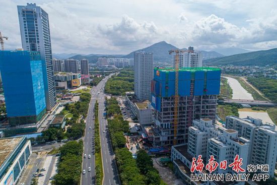 2022年5月8日，俯瞰由中铁建设集团承建的三亚中央商务区企业孵化基地项目。海南日报记者 袁琛 摄