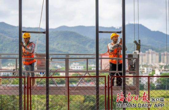 2022年5月8日，在三亚市迎宾路海旅免税城的三亚中央商务区企业孵化基地，建设者们在作业。海南日报记者 袁琛 摄