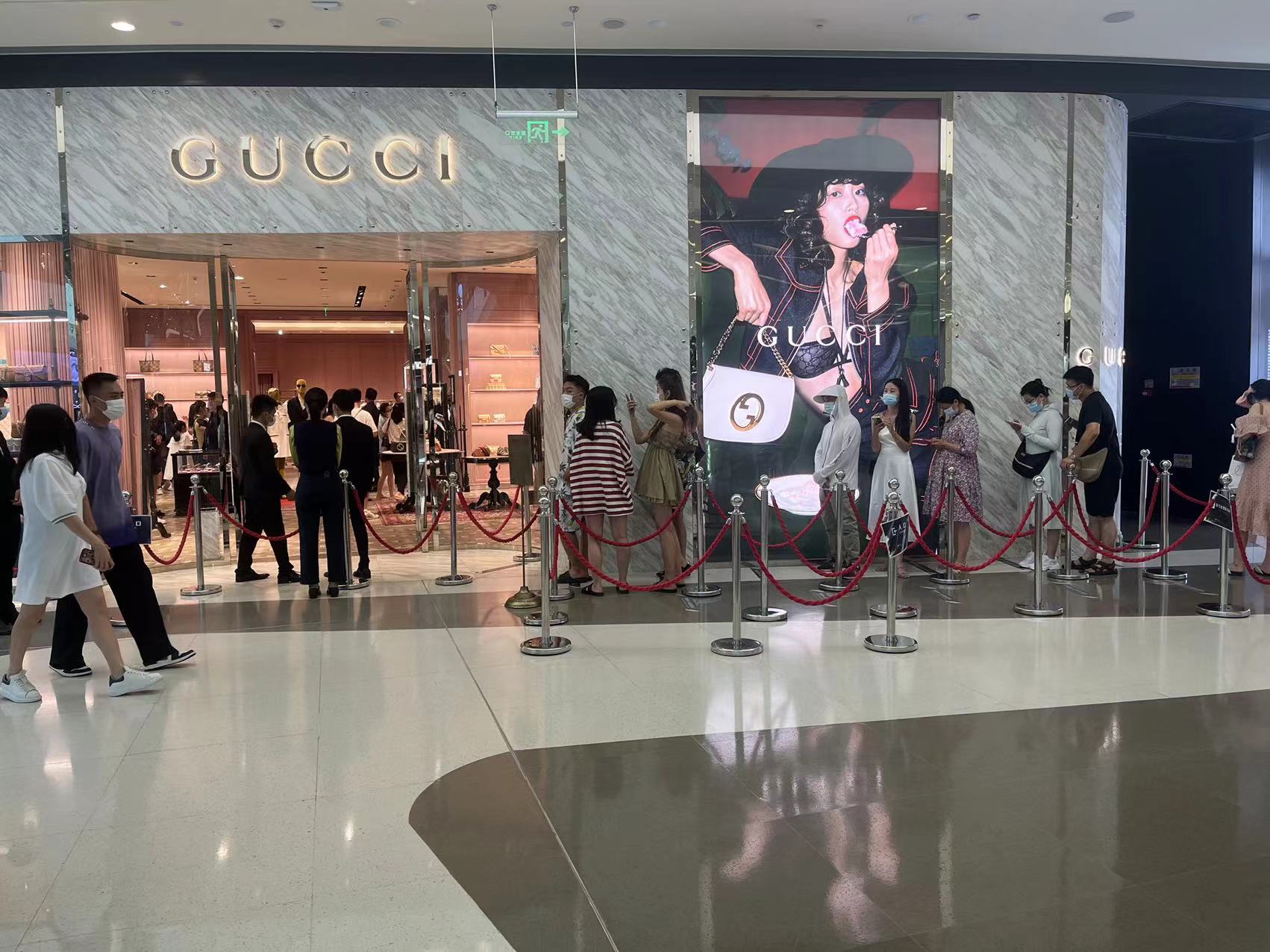 Gucci免税城门店排队入场,时代财经/摄