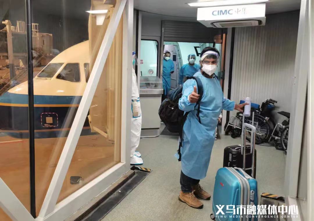 印度来华商务包机抵达杭州萧山机场。图源:义乌市融媒体中心