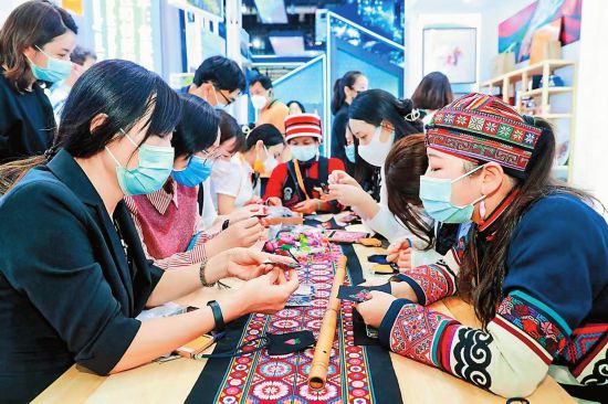 石林彝族撒尼刺绣吸引观众。 供图