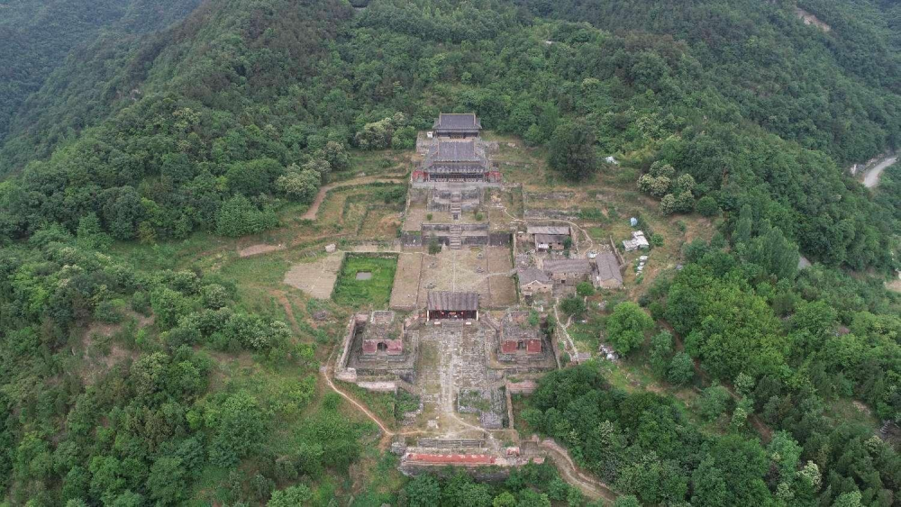 五龙宫遗址远景航拍(东—西)。(湖北省文物考古研究院供图)