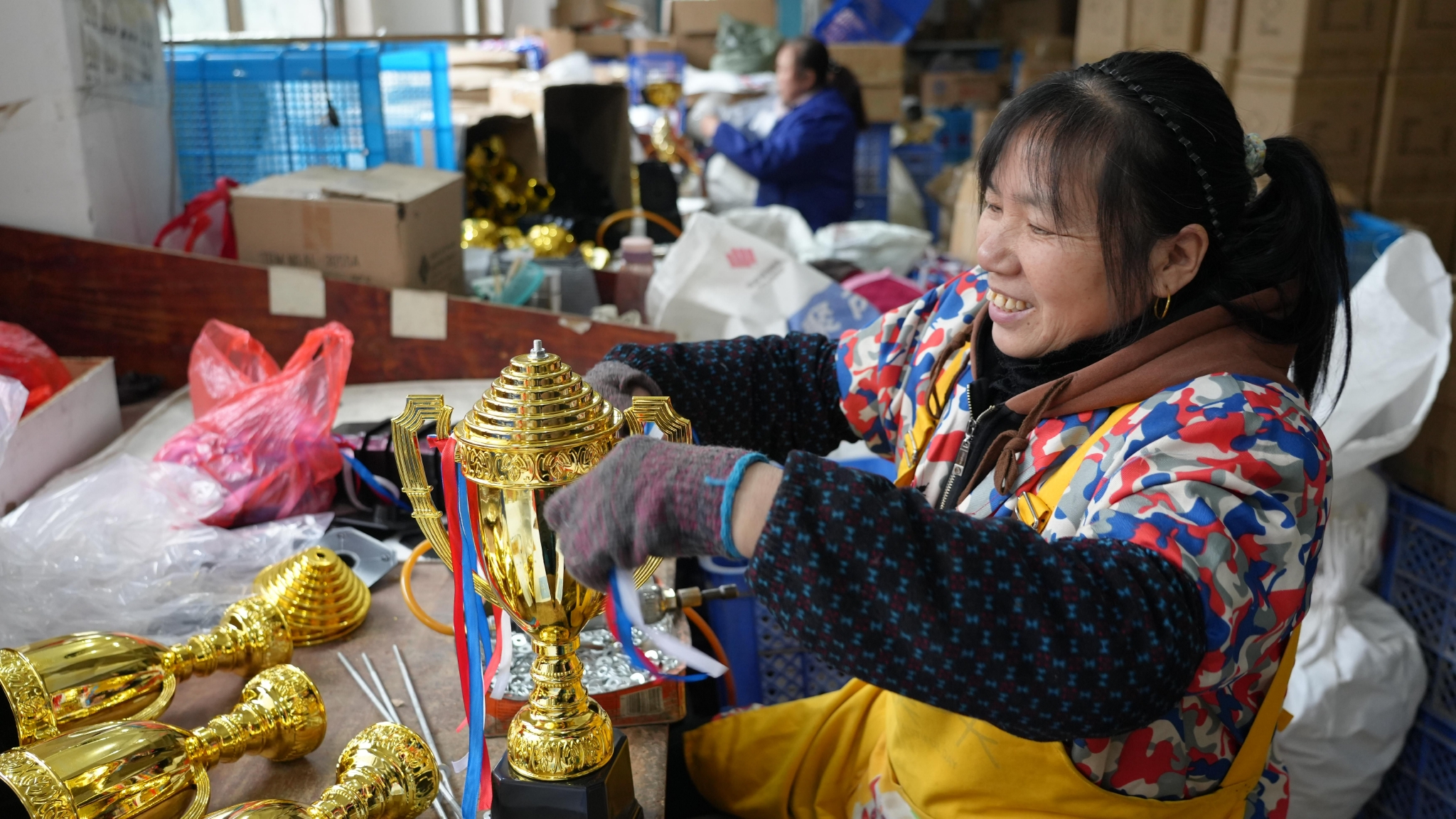 12月9日,义乌一企业工人正加紧对出口产品进行生产。新京报记者李阳 摄