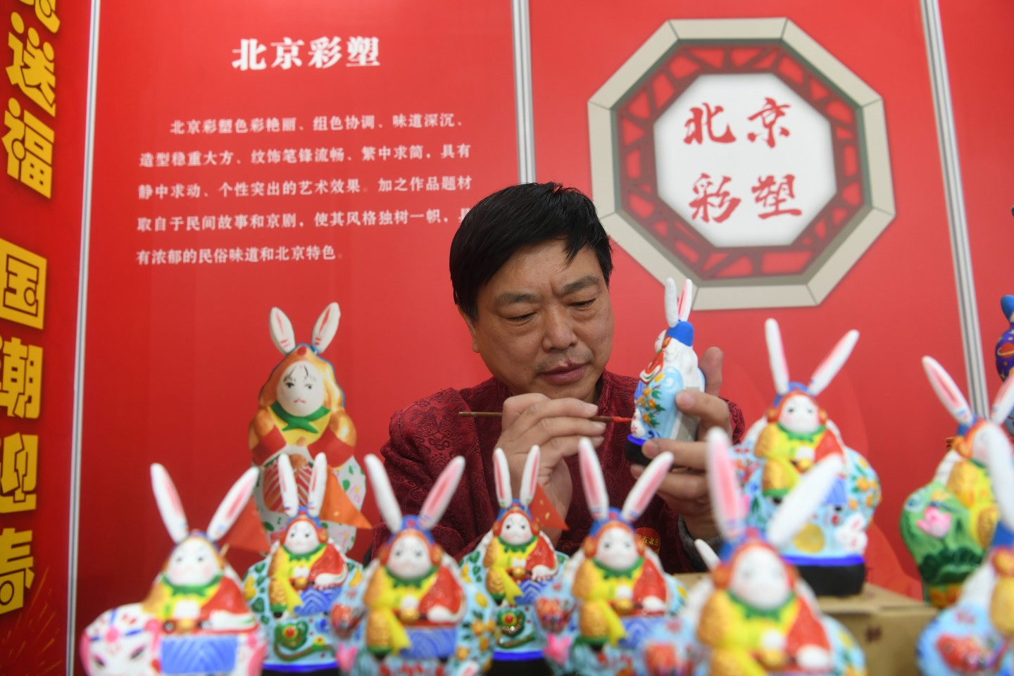 张忠强正在制作兔儿爷。新京报记者 王颖 摄