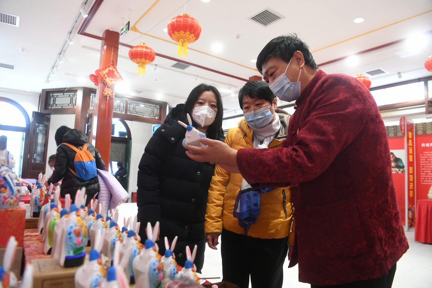 1月20日,张忠强在前门附近展示技艺。新京报记者 王颖 摄